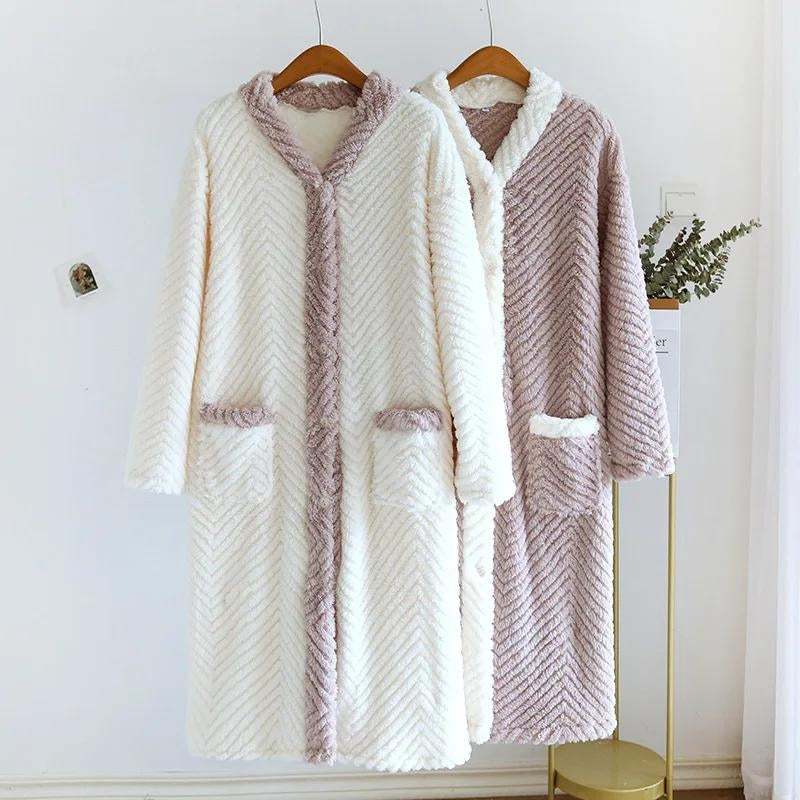 Robe de chambre de couleur blanche et violette en matière moumoute